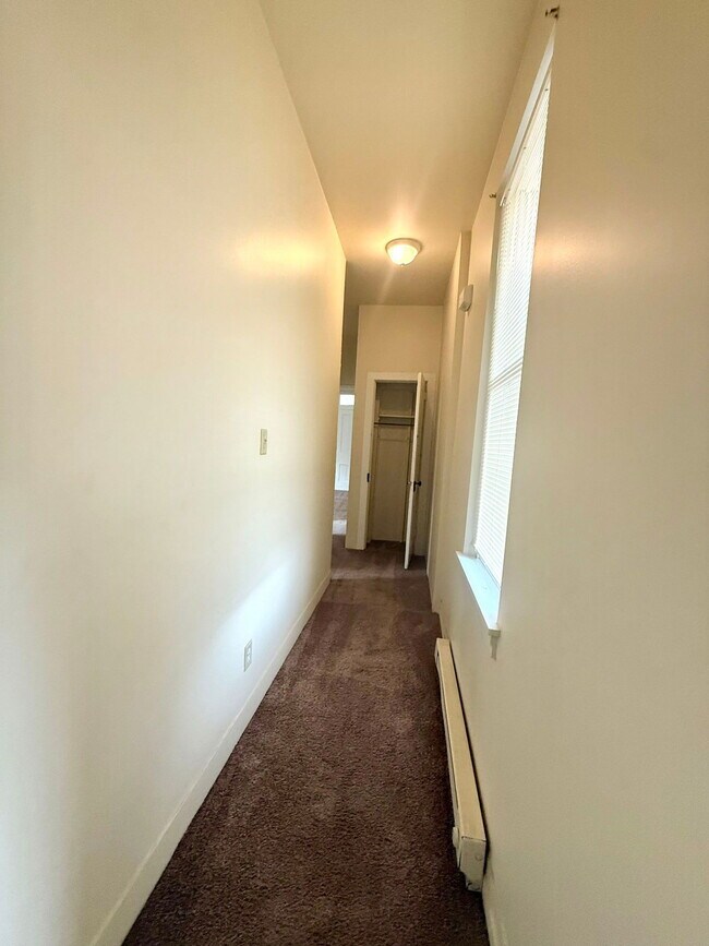 Building Photo - 154 E Main St