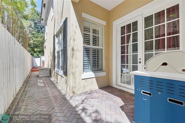 Building Photo - 423 SW 16th St
