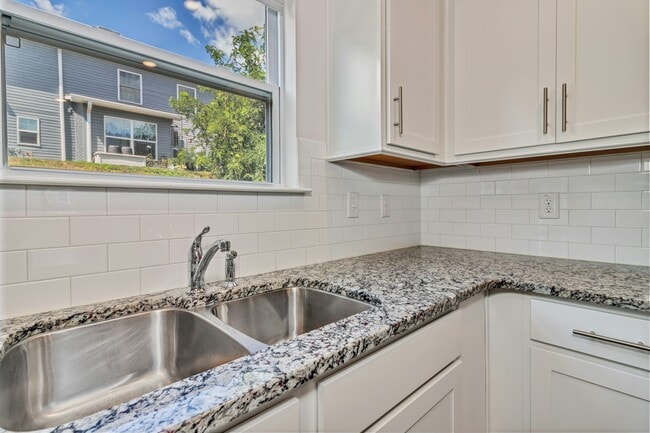 Building Photo - 305 Woodnettle Ln
