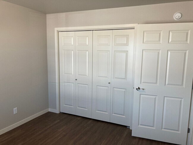 Building Photo - 4 Bed 3 Bath Twin Home