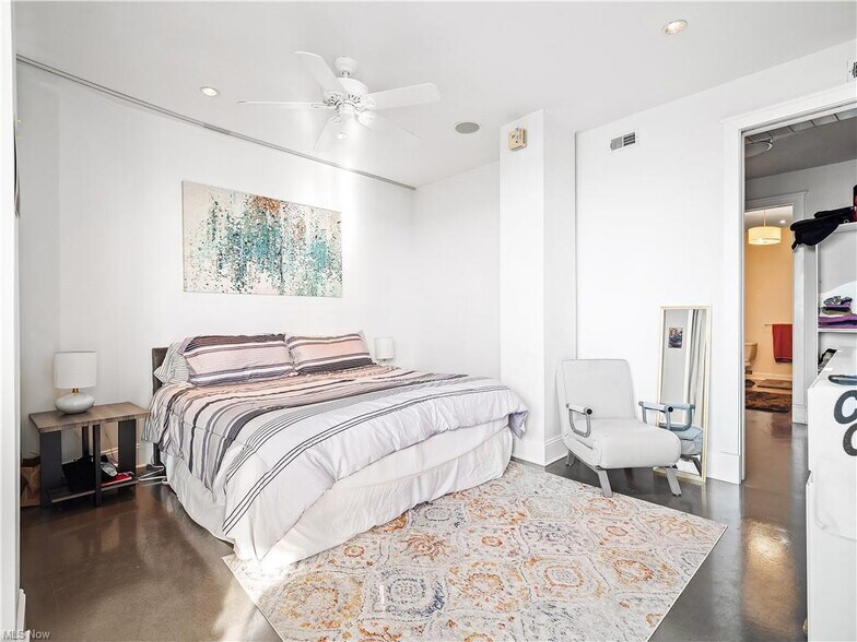 Primary Bedroom - 701 W Lakeside Ave
