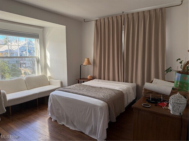 Building Photo - 1320 W 108th St