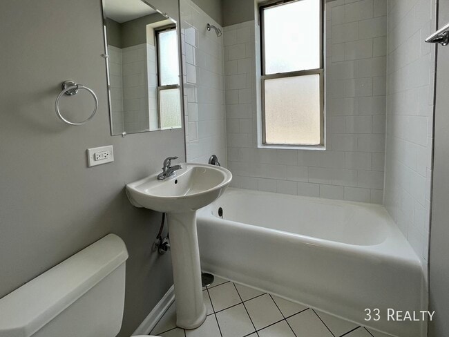 Building Photo - 2 Bed 2 Bath / Oak Park / Laundry in Unit ...