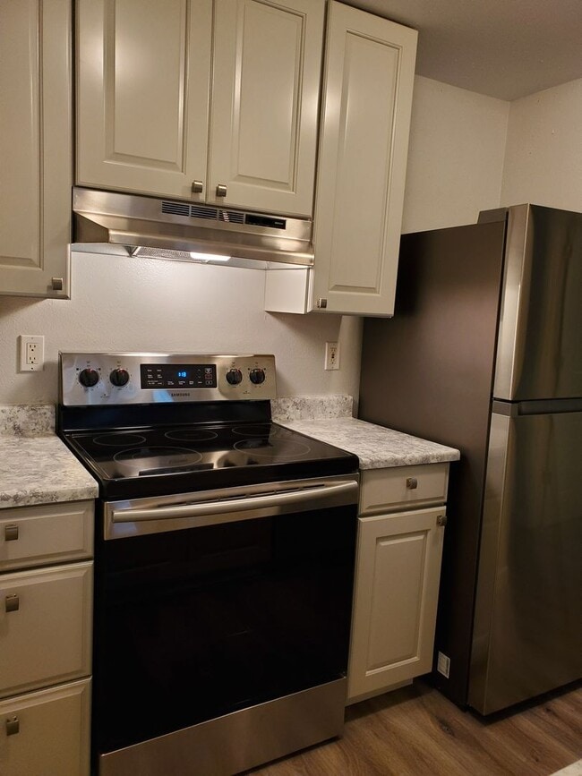 Building Photo - Cute 2 Bedroom 1 bath apartment in the heart of Silverdae