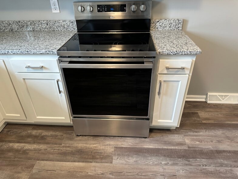 Range - 605 Buckingham Ln