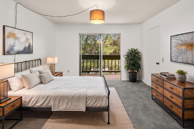 Building Photo - Welcome to your serene 3 BR 2.5 BA Townhome in College Park, San Diego!