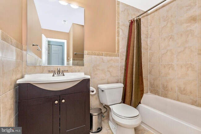 Building Photo - 826 Quince Orchard Blvd