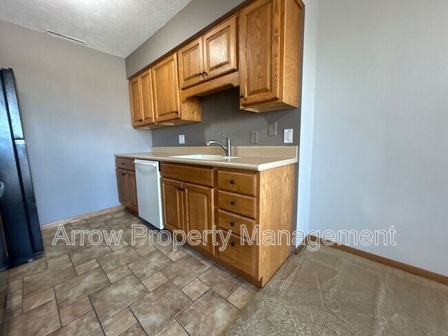 Building Photo - 208 E 5th St