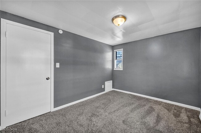 Building Photo - 420 E 222nd St