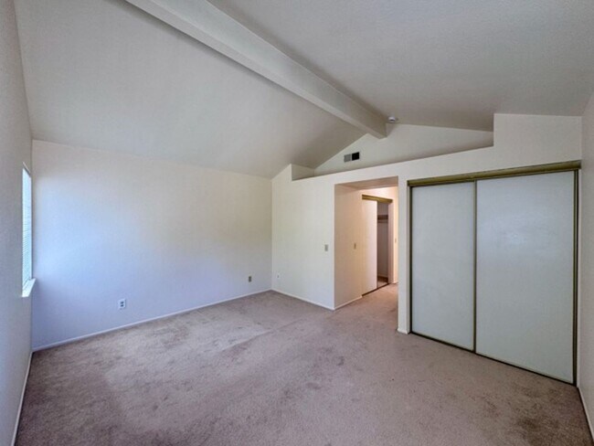 Building Photo - Spacious 3 Bedroom Home with High Ceilings...