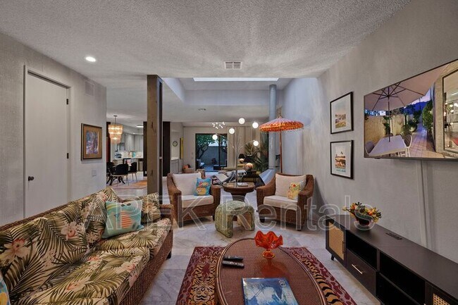 Building Photo - 1317 E Amado Rd