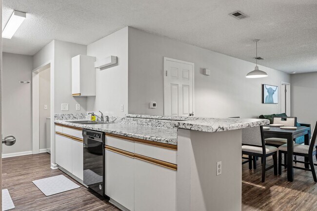 Building Photo - FULLY FURNISHED EXCLUSIVE SHORT AND MIDTERM RENTAL ONLY!