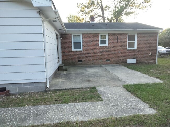 Building Photo - Fayetteville Ranch