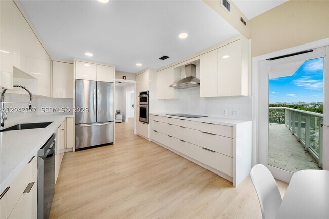 Building Photo - 2645 S Bayshore Dr