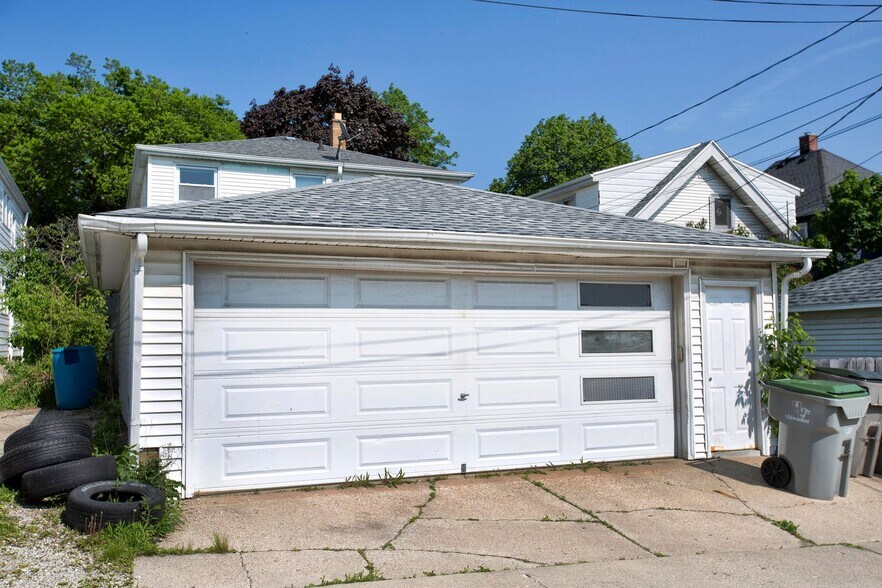 Building Photo - 531 S 74th St