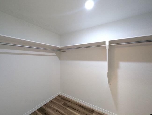 Building Photo - 140 Chisum Dr