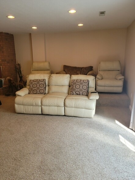 Building Photo - 305 Jasper Dr