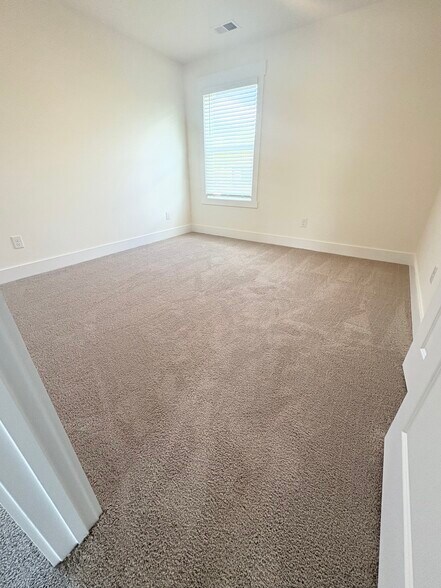 Building Photo - 384 Alta Tree Blvd