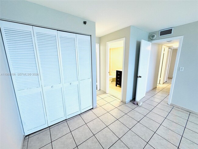 Building Photo - 2555 Collins Ave