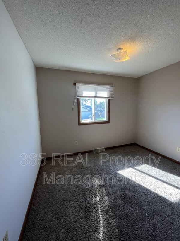 Building Photo - 4925 W 8th Street Rd