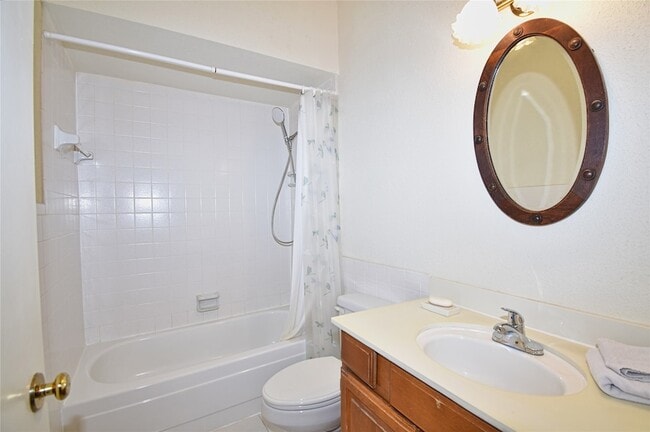 Building Photo - 2425 Underwood St