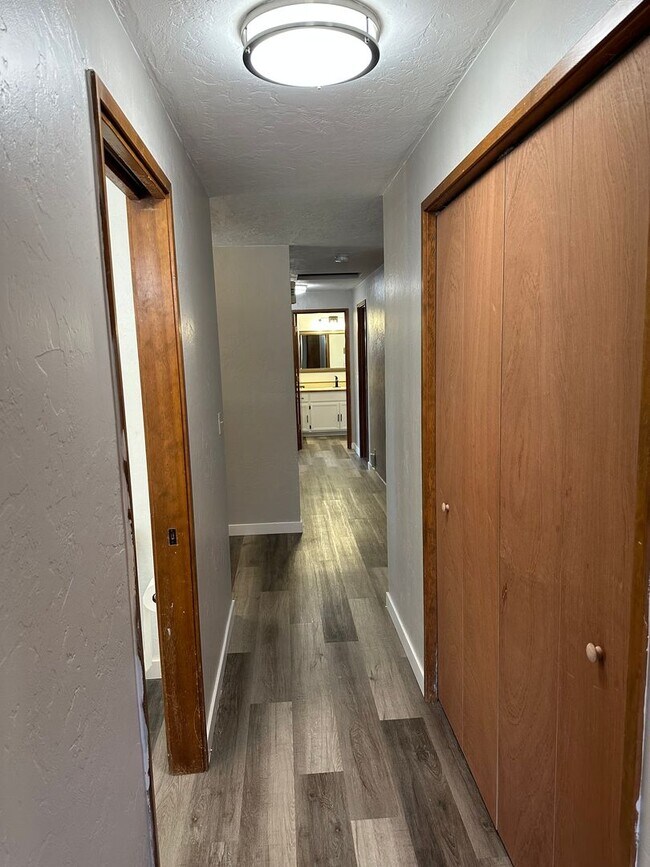 Building Photo - Updated 3 bedroom 1.5 bath house in Eugene!