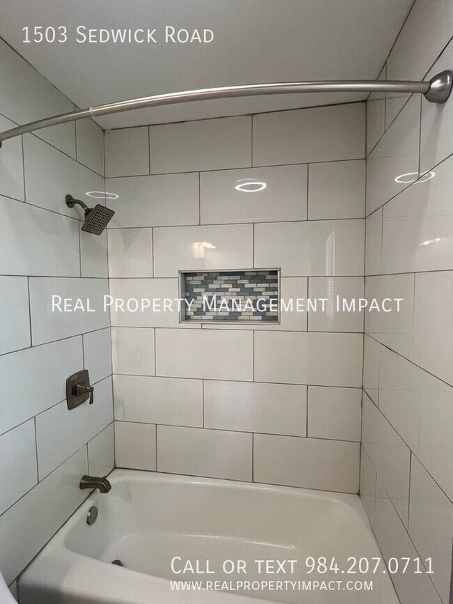 Building Photo - Vintage, 3-4 Bedroom 3 Bath Parkland Ranch...