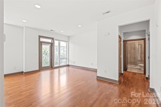 Building Photo - 2200 Lyndhurst Ave