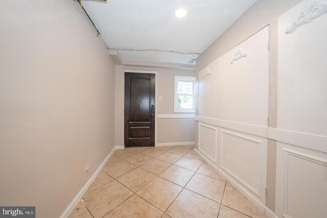 Building Photo - 327 Strathmore Rd