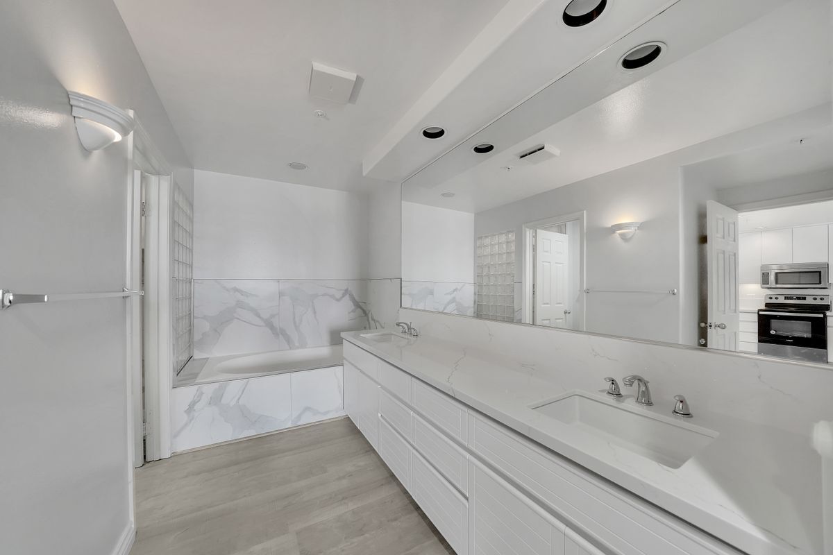Building Photo - 2233 Martin, 405