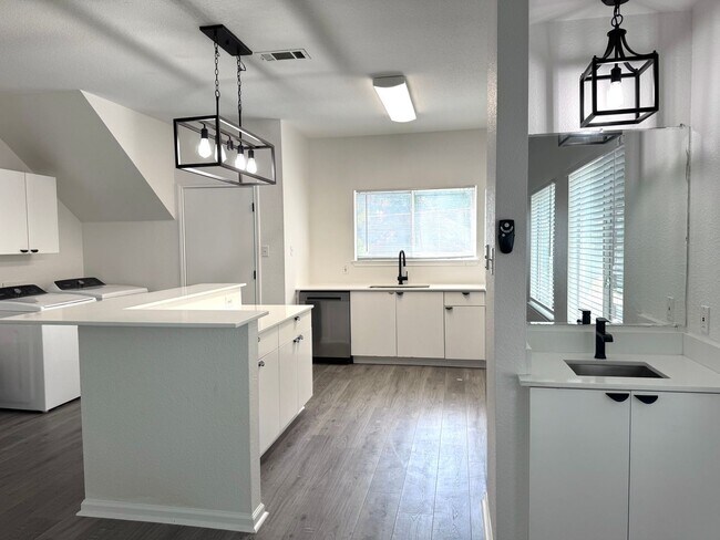 Primary Photo - Remodeled 6 Bedroom in North Campus off Sp...