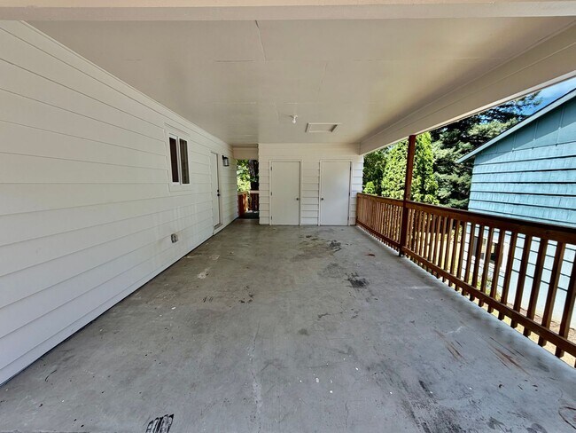 Building Photo - Freshly Remodeled 5bd/2.5bath Home w/ Daylight Basement in Heart of Multnomah Village