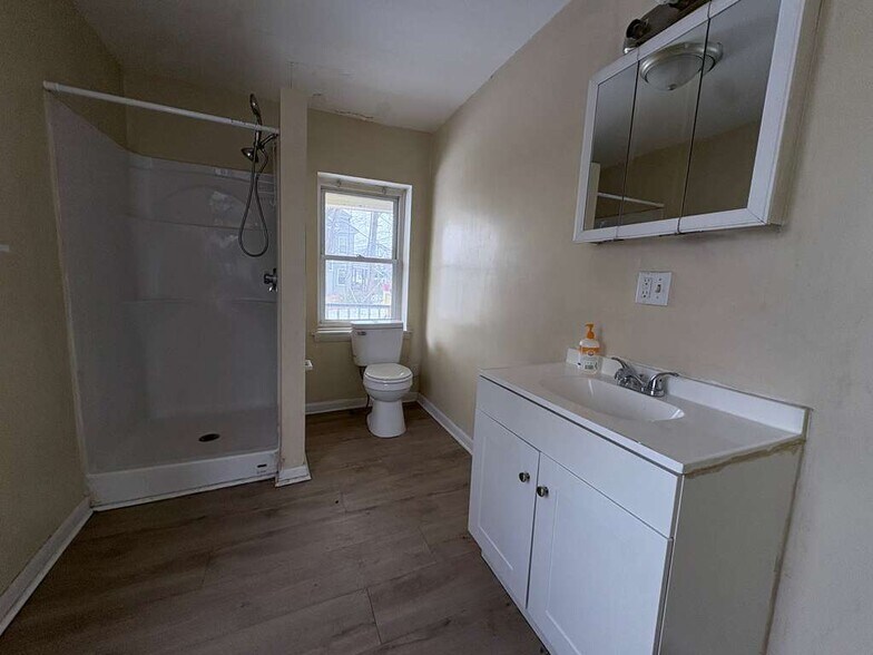 Building Photo - 220 Lenox St