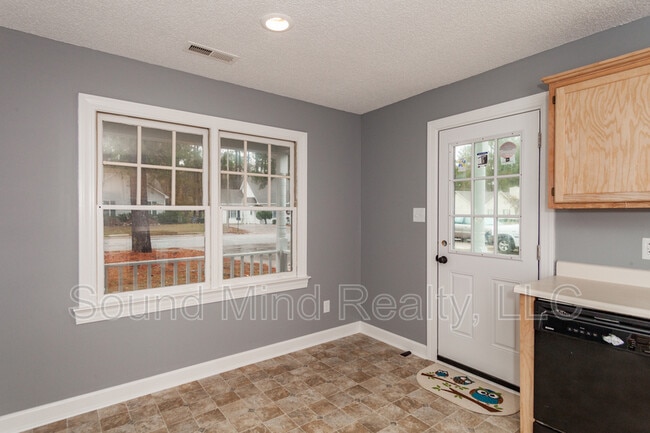 Building Photo - 2113 Tanglewood Rd