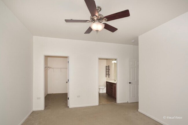 Building Photo - 2215 Aurora Dr