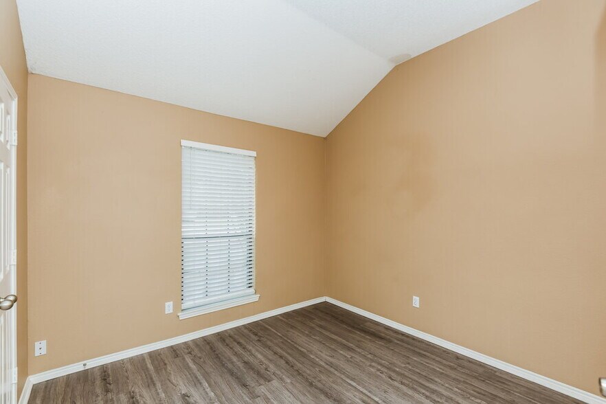 Building Photo - 829 Minuteman Dr