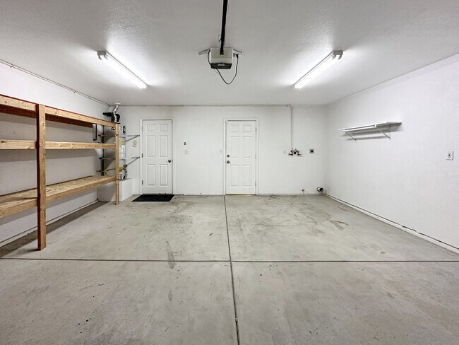 Building Photo - 1240 W Mariposa Ave