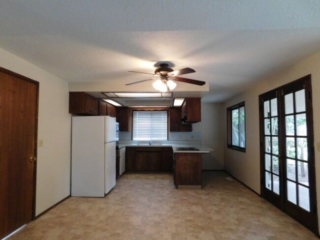 Building Photo - 3Bd/2Ba Single Story House - Available Soon!