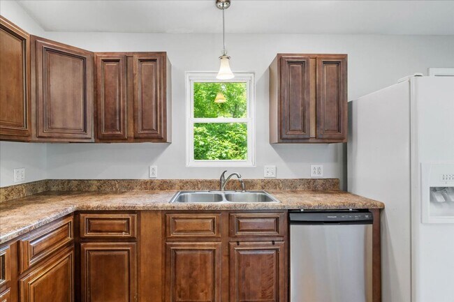 Building Photo - Charming Radford Home with Peaceful Back Deck