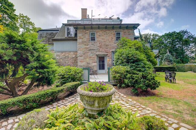 Building Photo - 6 Howe Ave