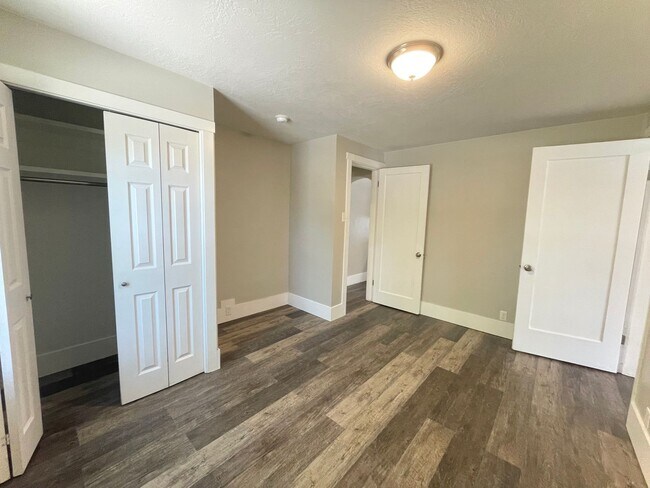 Building Photo - 2 Bed 2 Bath Provo House