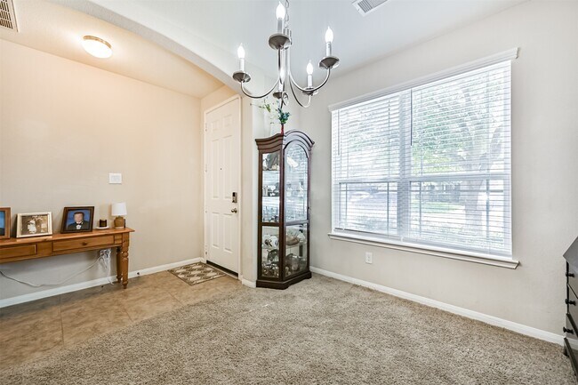 Building Photo - 2411 Lakecrest Town Dr