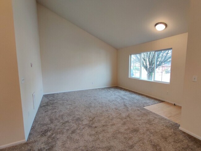 Building Photo - PENDING APPLICATION; Townhome w/ New Paint