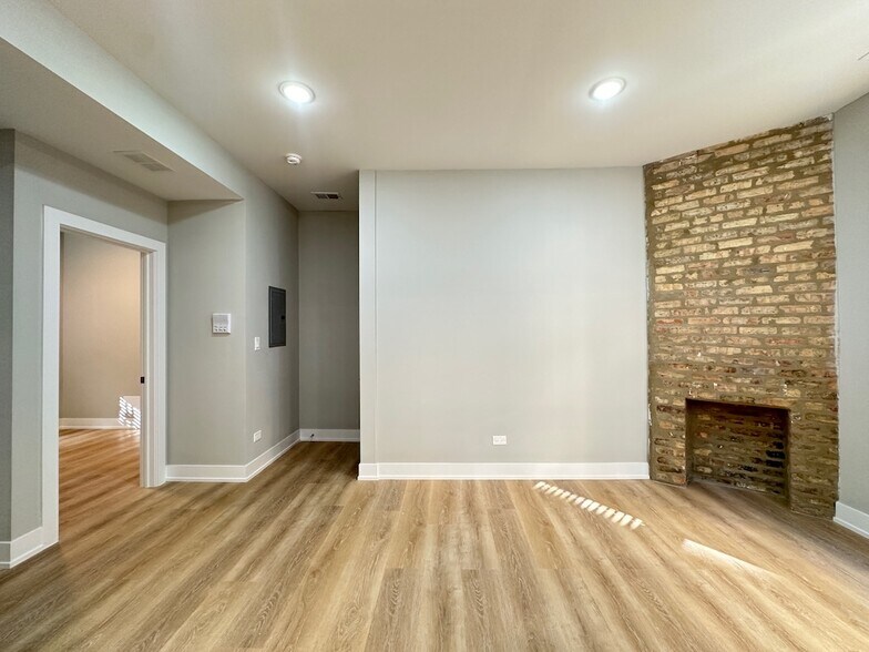 Building Photo - 419 W Belden Ave