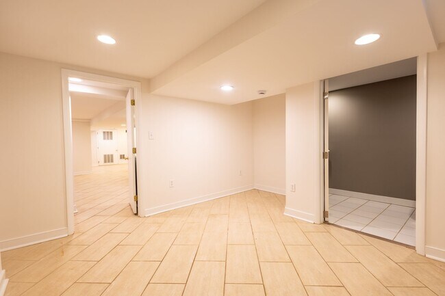 Building Photo - Beautiful 4 BR/3.5 BA Townhome in Cathedra...