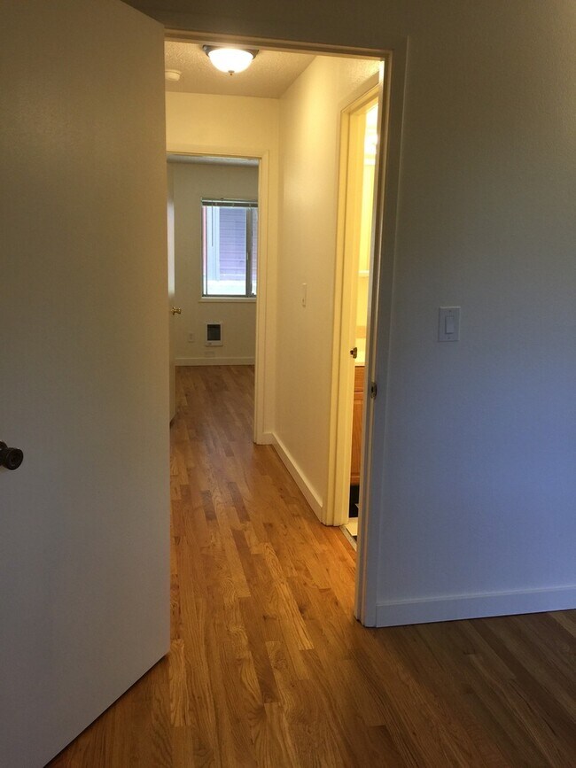 Building Photo - Upper 2bed, hardwoods, dishwasher, on-site...
