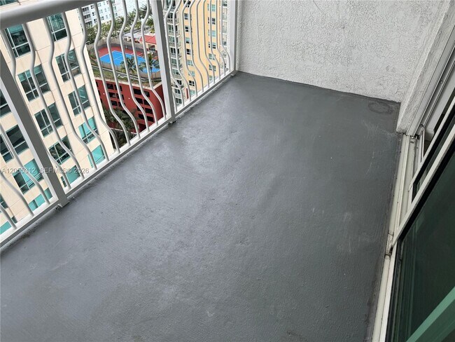 Building Photo - 1200 Brickell Bay Dr