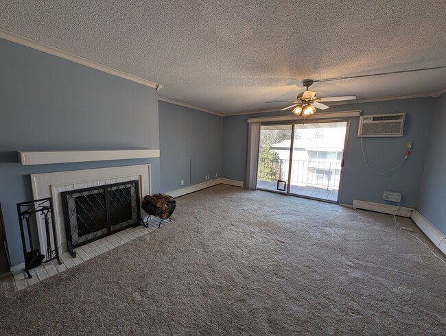 Building Photo - Updated 2bd/1ba Condo w/ Pool & Heated Par...