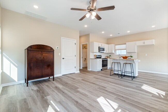 Building Photo - 867 Rosemary Ln