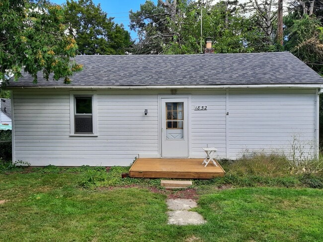 Primary Photo - 1852 Ward Rd